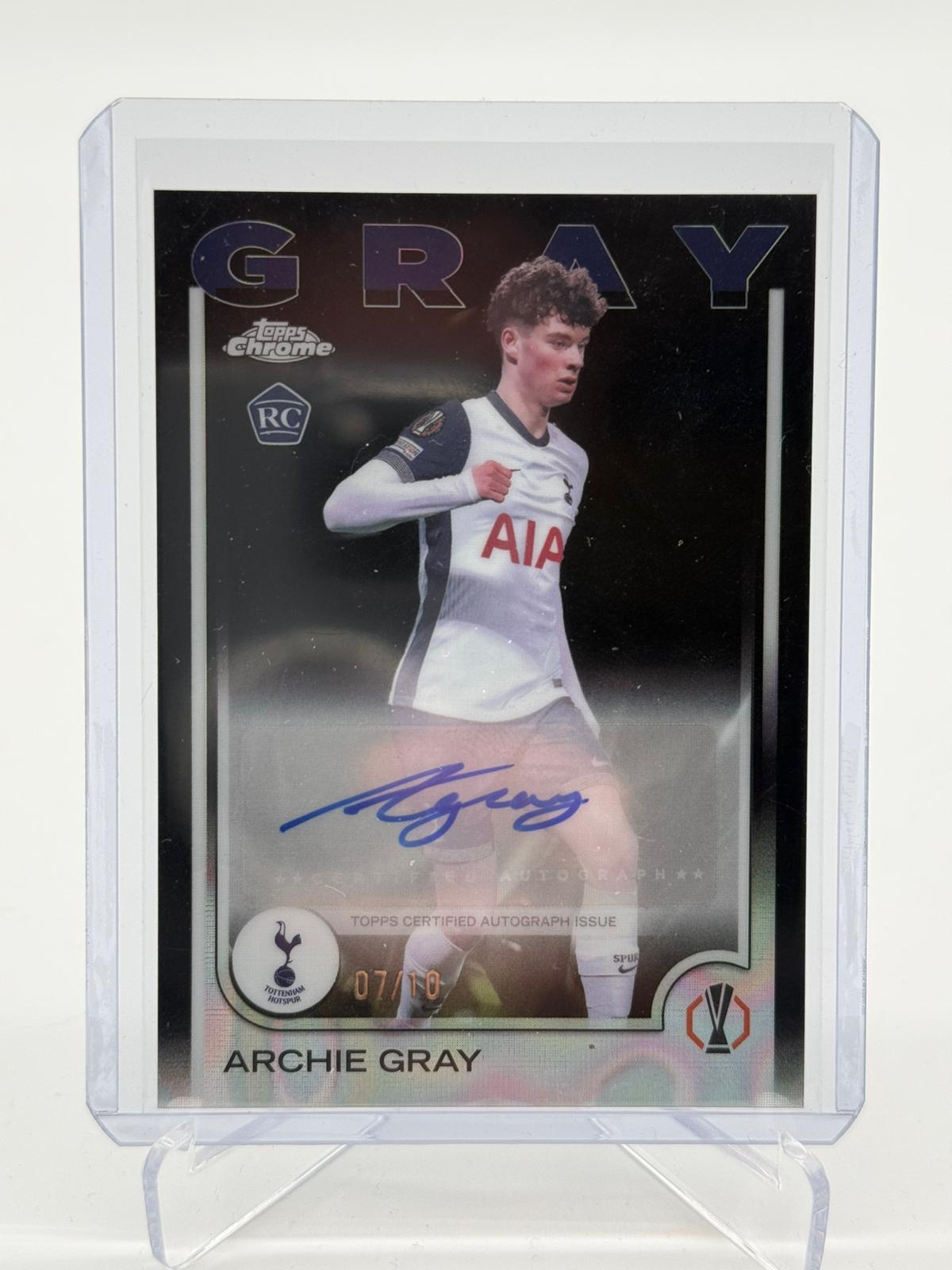 2025 Topps Chrome UCC Archie Gray Autogramm 07/10