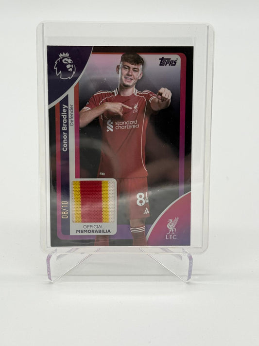 2025-26 Topps Premier League Conor Bradley Black Memorabilia (3-Colour-Patch) 08/10